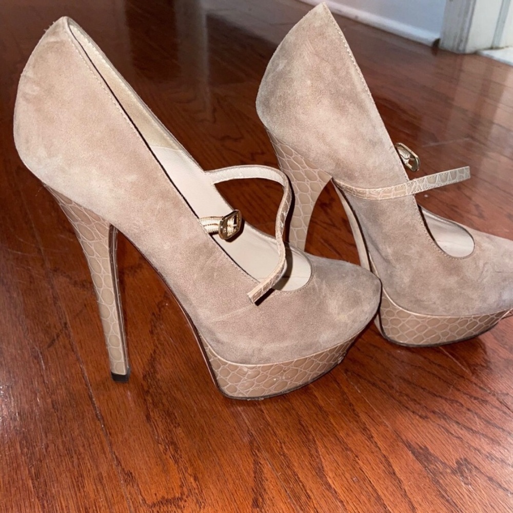 Fendi pump size 6.5 beautiful tan colors